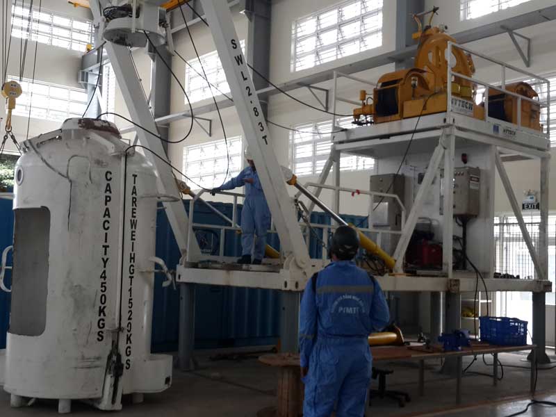 rental hydraulic winch , hire hydraulic winch , winch for offshore, rental winch application for offshore, Rental a frame , crane , Supply hydraulic winch , a frame, crane hydraulic equipment for offshore.